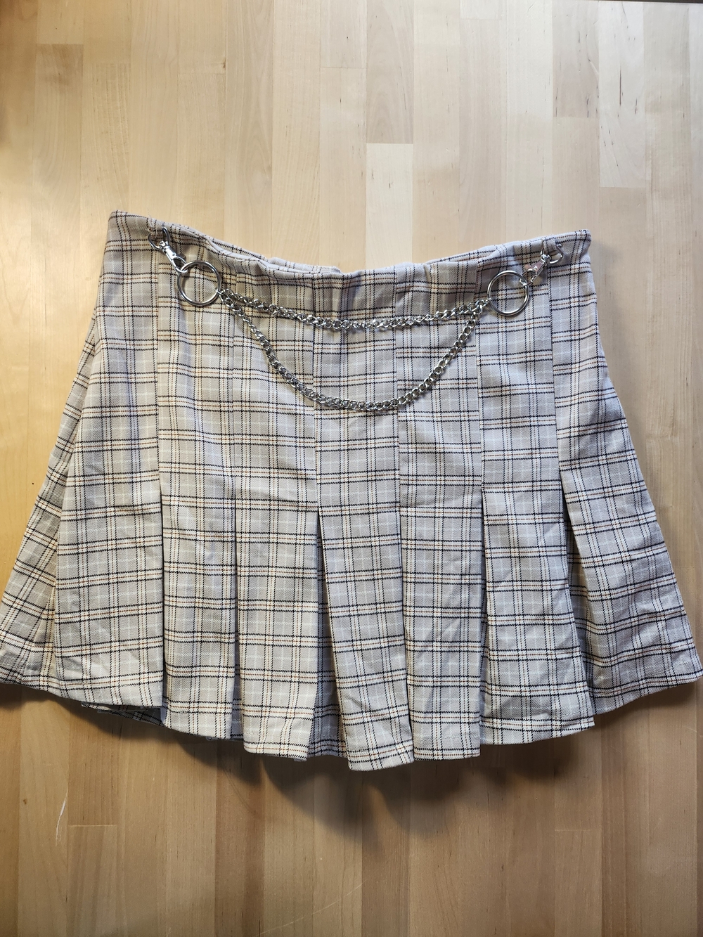 Bershka Low-Waist Y2K Preppy Beige Plaid Pleated Mini Skirt with Chain